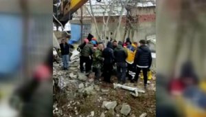 Adıyaman'da enkaz altında kalan baba ve oğlu 54 saat sonra kurtarıldı