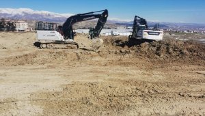 Adıyaman'ın Besni ilçesinde enkaz kaldırma ve hasar tespit çalışmaları sürüyor