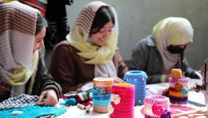 Afgan kadınlar hemcinslerine iş olanağı sağlayarak umut oluyor