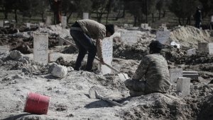 Afrin'de depremlerde hayatını kaybedenlerin cenazeleri defnediliyor