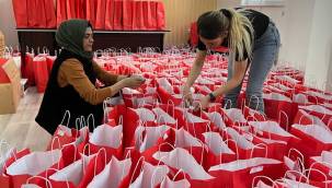 AK Parti Talas Kadın Kolları deprem zedelere hijyen seti dağıttı