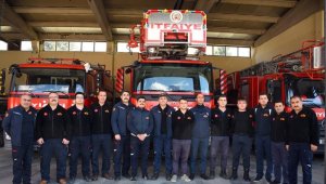 Aksaray Belediyesi İtfaiye ekipleri, enkazdan kurtardıkları depremzede ile görüşmeye devam ediyor