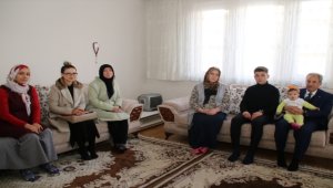 Akşehir Belediye Başkanı Akkaya, depremzede aileleri ziyaret etti