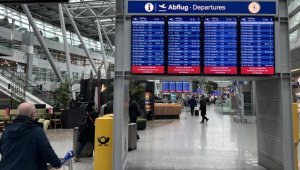 Alman havalimanlarındaki uyarı grevi yaklaşık 300 bin yolcuyu etkiledi