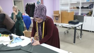 Ankara'da kadınlar depremzedeler için eşofman takımı dikiyor