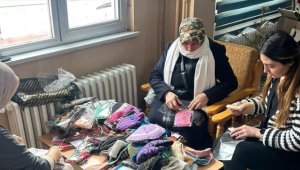 Ardahanlı kursiyerler depremzedeler için atkı, bere, patik ve kazak örüyor