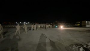 "Asrın felaketi"nde kırsaldaki depremzedelere yardımlar helikopterlerle ulaştırılıyor