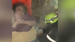 Azerbaycanlı ekipler depremden 120 saat sonra enkaz altındaki 50 yaşındaki kadını çıkardı