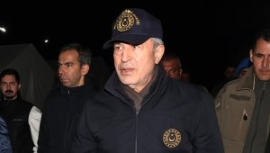 Bakan Akar Hatay'da gece çalışmaları inceledi ve Mehmetçiği denetledi