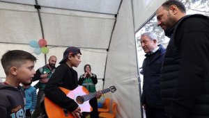 Bakan Akar'dan depremzede çocuklara "moral" ziyareti