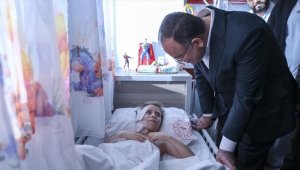 Bakan Bozdağ, Diyarbakır'da 81 saat sonra kurtarılan 6 yaşındaki Beşir'i ziyaret etti