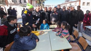 Bakan Dönmez, Osmaniye'de çadır kentteki depremzedeleri ziyaret etti