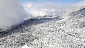 Balıkesir'deki Ulus Dağı'nın karlı zirvesi dronla görüntülendi