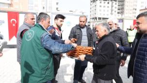 Başkan Büyükkılıç, Elbistan Kayseri Çarşısı’nın İlk Müşterisi Oldu