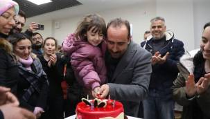 Başkan İlmek’ten minik depremzedeye doğum günü sürprizi 