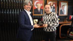 Başkan Uzunluoğlu'na Uygur Türklerinin milli başlığı 