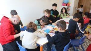 Batman'da depremzede çocuklara açılan anasınıfında eğitim veriliyor