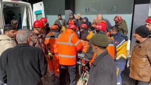 Batman'dan giden ekipler Gaziantep'te bir kadını 55 saat sonra enkazdan kurtardı 