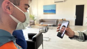 Beşiktaş kalecisi Ersin Destanoğlu, depremzede çocuğa moral verdi