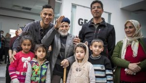 Beşiktaşlı futbolcu Josef de Souza, depremzedeleri ziyaret etti