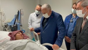 Binali Yıldırım, deprem enkazından 248'inci saatte kurtarılan Aleyna Ölmez'i ziyaret etti