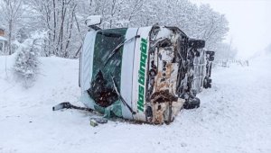 Bingöl'de kar ve tipi nedeniyle devrilen yolcu otobüsündeki 12 kişi yaralandı
