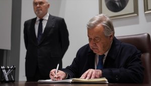 BM Genel Sekreteri, New York'ta Türkiye'deki depremler için açılan taziye defterini imzaladı