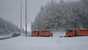Bolu Dağı'nda kar yağışı etkili oluyor