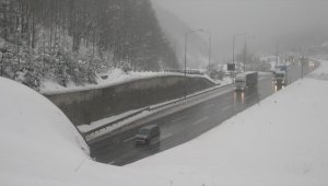 Bolu Dağı'nda yoğun kar yağışı etkili oluyor