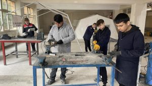 Bursa'daki 3 eğitim kurumu depremzedeler için AFAD standartlarında çadır üretiyor