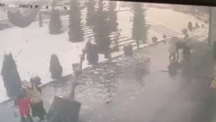 Çocuk ve kadının saniyelerle kurtulduğu anlar kamerada