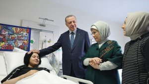 Cumhurbaşkanı Erdoğan, Ankara Üniversitesi Tıp Fakültesi'nde tedavi gören depremzedeleri ziyaret etti