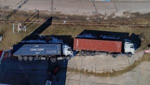 Deprem, Adıyaman'da park halindeki tırları da devirmiş