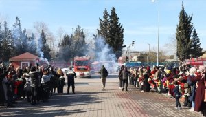 Deprem bölgelerinde 82 kişiye umut olan Kocaelili itfaiyeciler, çiçeklerle karşılandı