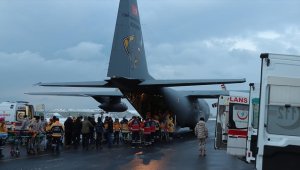 Deprem bölgelerinden İstanbul'a getirilen yaralıların tedavisi çeşitli hastanelerde sürüyor