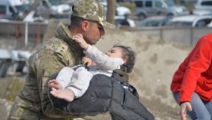 Deprem bölgesinde enkazdan sağ kurtarılan çocuklar yakınlarını bekleyenlere umut oldu