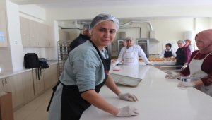 Deprem bölgesindeki jandarma personelinin eşleri depremzedeler için ekmek üretiyor