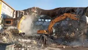 Deprem riskiyle boşaltılan Avukat Ahmet Ulucan okulunun yıkımına başlandı