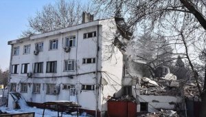 Depremde ağır hasara uğrayan Elbistan Belediyesi binasının yıkımına başlandı