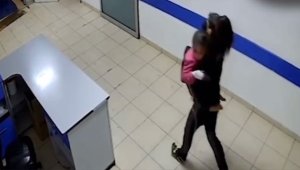 Depremde çocuklara koşan hemşirenin çabası güvenlik kamerasına yansıdı