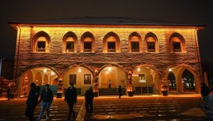 Depremde hayatını kaybedenler için ülke genelindeki camilerde sela okundu