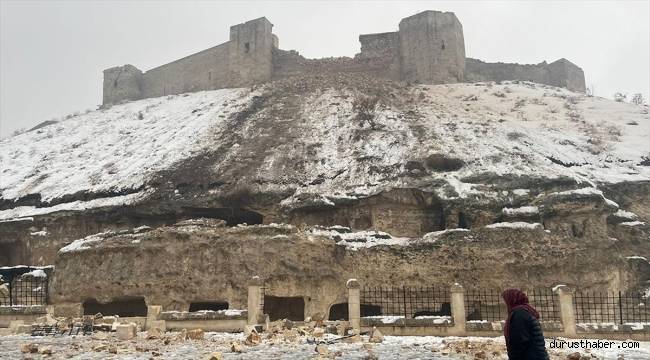 Depremde tarihi Gaziantep Kalesi de hasar gördü