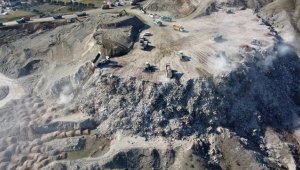 Depremde yıkılan binaların toplandığı enkaz alanı "dağ" gibi yükseliyor