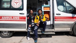 Depremi yaşayan sağlık çalışanı çift, acılarını bir yana bırakıp yardıma koştu