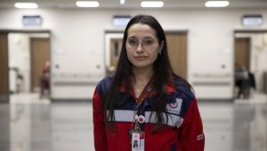 Depremin ilk akşamı telefon ışığında doğum yaptıran ebe Kübra Avşar yaşadıklarını anlattı