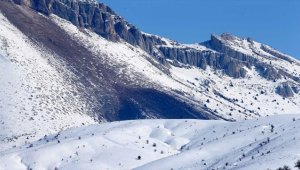 Depremler sonrası duman çıktığı ihbarı yapılan Göksun'daki dağ incelendi