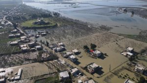 Depremlerin etkilediği İdlib'de Asi Nehri kıyısındaki bir köy sular altında kaldı