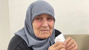 Depremzede 87 yaşındaki kadın, çocukları ve torunlarına kavuşmayı bekliyor
