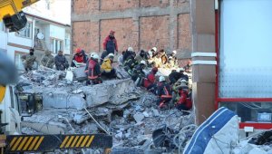 Depremzede itfaiyeciler acılarını unutup can kurtarmayı sürdürüyor