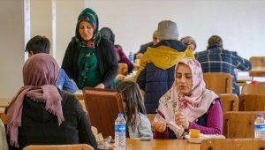 Depremzedeler Van'da afetin yaşattığı acıları unutmaya çalışıyor